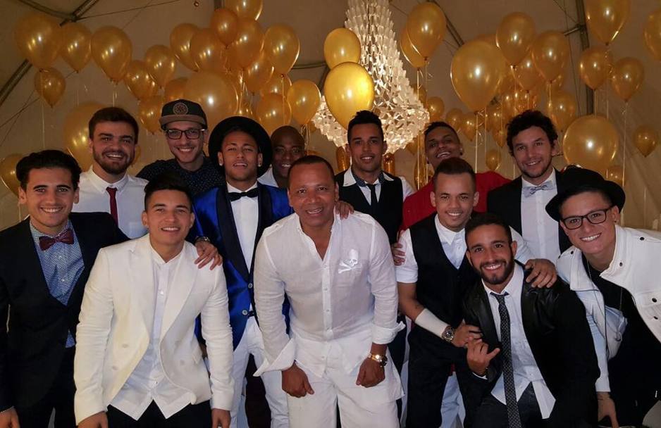 Il fenomeno del Barcellona Neymar festeggia l&#39;arrivo del 2016 insieme agli amici. Twitter